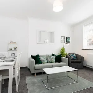 Modern Centrally Located 3 Bed With Tvs In Each Bedroom Super Fast Wifi And Crisp White Linen Hosted By Our Short Darlington (Durham)